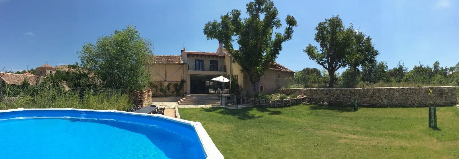 Casa Los Tres Nogales, la otra casa rural del grupo, con piscina y jardín