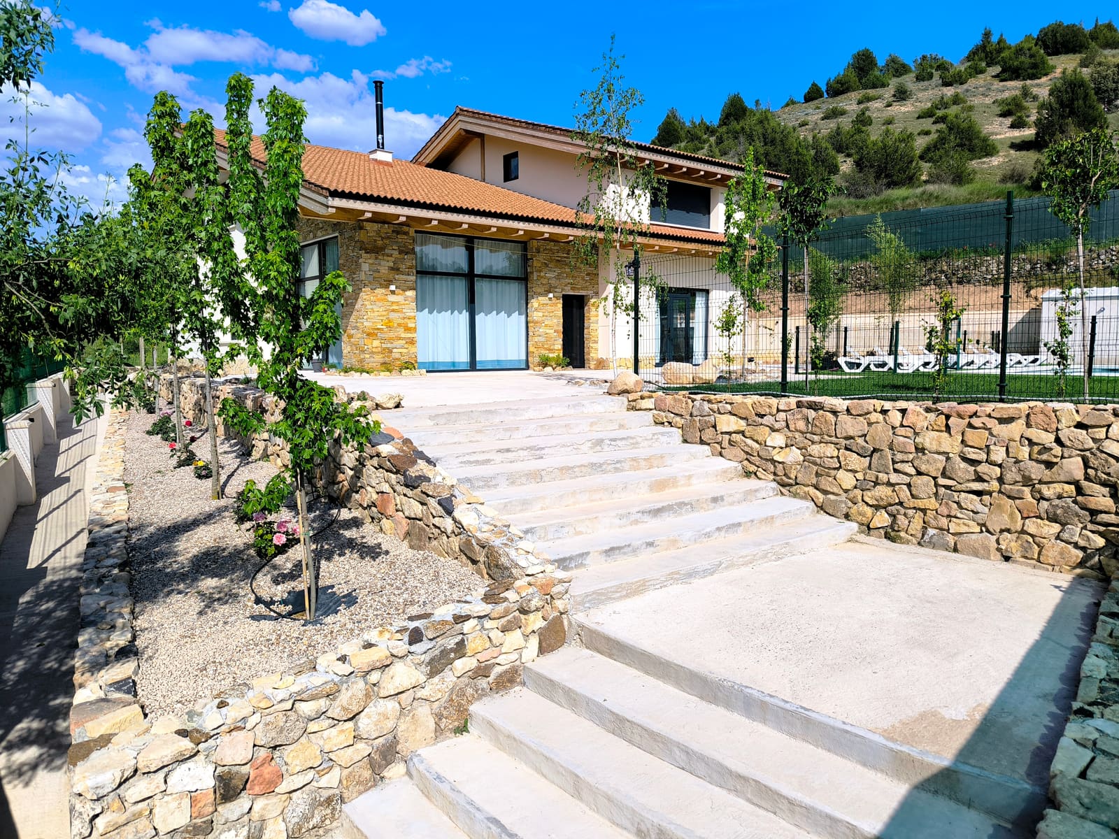 Fachada y exteriores — casa rural La Huertona de Castroserna (Segovia)